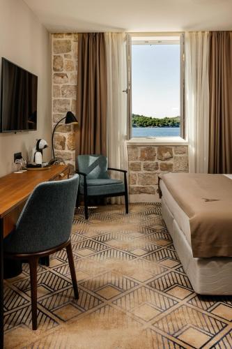 Superior Double or Twin Room with Sea View image 5
