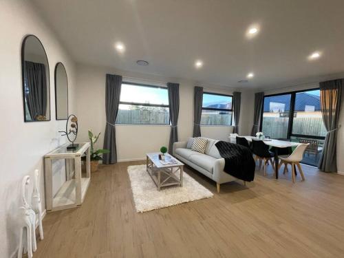 Luxury Brand New 4 Bedroom Family Retreat - Christchurch