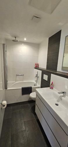 浴室, 白屋酒店 (Zum Weißen Rossl) in 卡爾穆恩茲