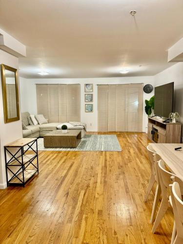 Stylish Evergreen Apartment By Newark Airport