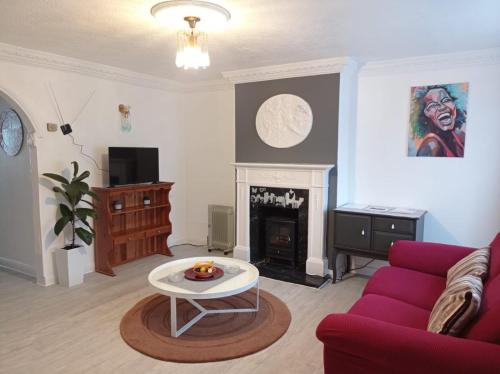 House - Sleeps 8 - Garden - Parking