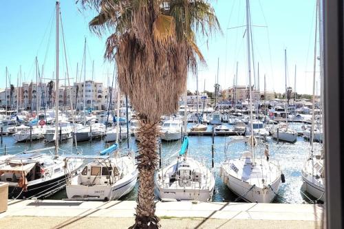 T2 Vue sur le port en zone piétonne, Parking privé - Location saisonnière - Leucate