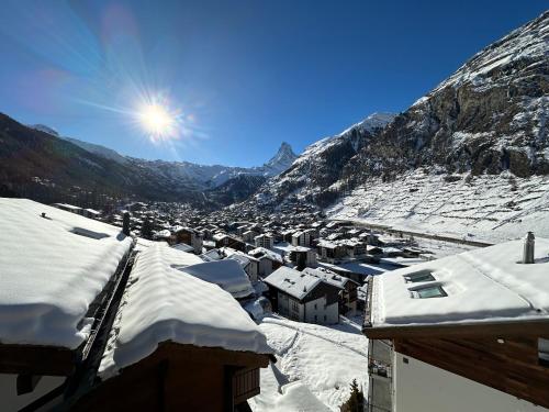 Modern self-catering apartment with Matterhorn views, Zermatt (photo 9)