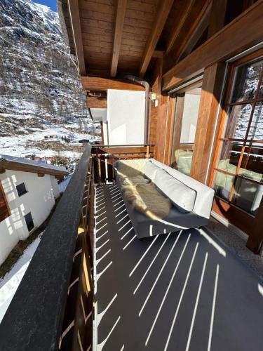 Modern self-catering apartment with Matterhorn views, Zermatt (photo 10)