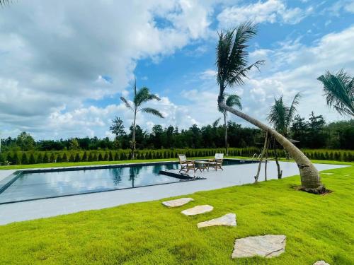 Swimming pool, The Landmark Resort And Villa in Pa Phayom