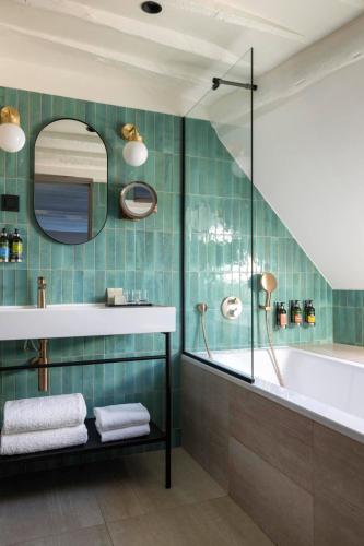 room detail thumbnail 2