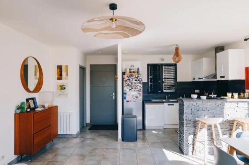 virtuve, ღ Le Paradis Bleu • Villa avec piscine chauffée (ღ Le Paradis Bleu • Villa avec piscine chauffee) in L'Houmeau (Poitou-Charentes)