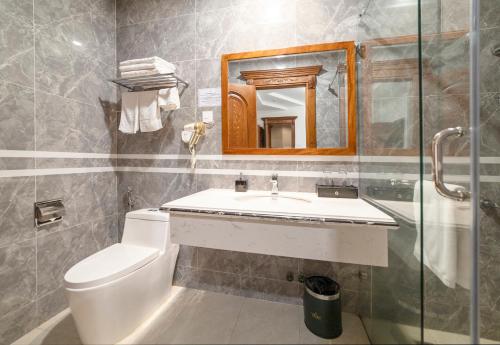 Superior Triple Room image 6