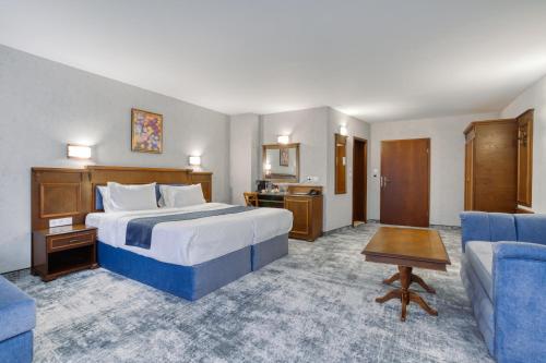 Deluxe Double Room image 2