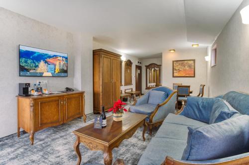 VIP Family Suite with Balcony image 5
