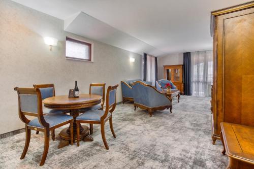 VIP Family Suite with Balcony image 7