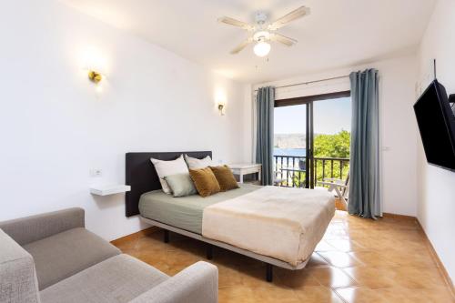 Seafront studio with beach view in the center of Los Cristianos - image 2