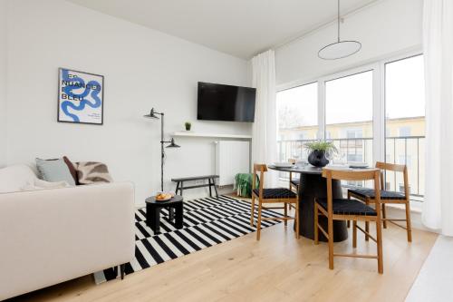 Warszawa Bright 2-bedroom Apartment by Noclegi Renters, Warsaw