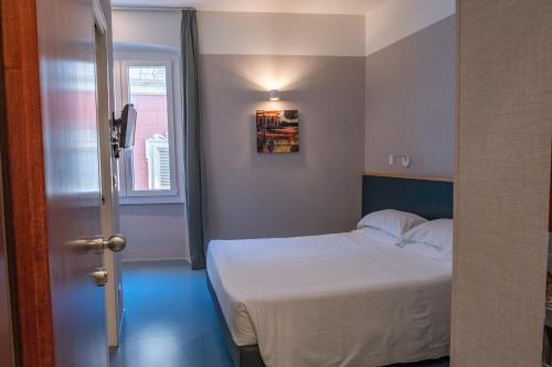 Economy Double Room image 5