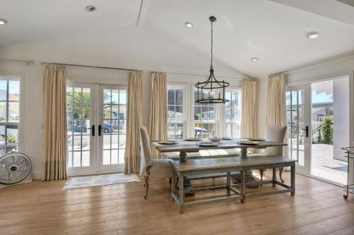 Walk To Beach & Village - 5 Bedrooms - 3 Units in Carlsbad, USA