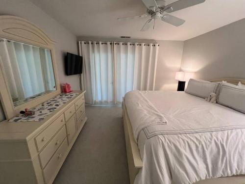 Palmetto Breeze, Golf Course New furniture, carpet in Johns Island, USA