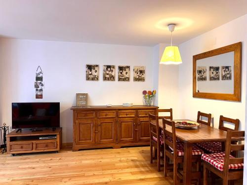 Közös társalgó / TV, Apartament de La Coma - L'Amfitriona in Llavorsi