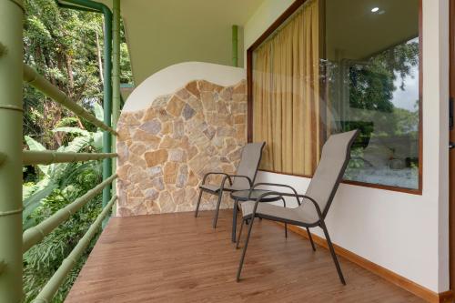 520810733 Issimo Suites (Adults Only)