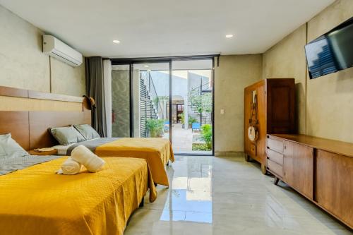 Deluxe Double Room with Two Double Beds image 9