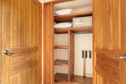 520812814 Issimo Suites (Adults Only)