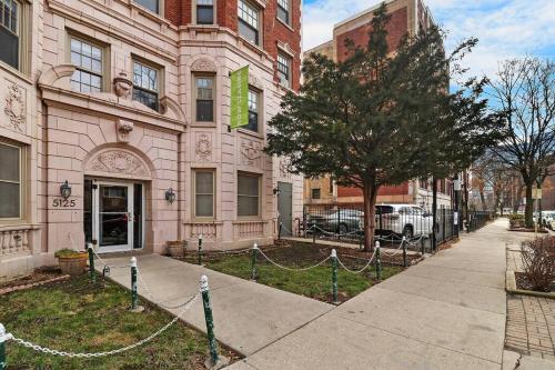 Lively & Fully Furnished 1BR Apartment - Kenwood 408 in Hyde Park