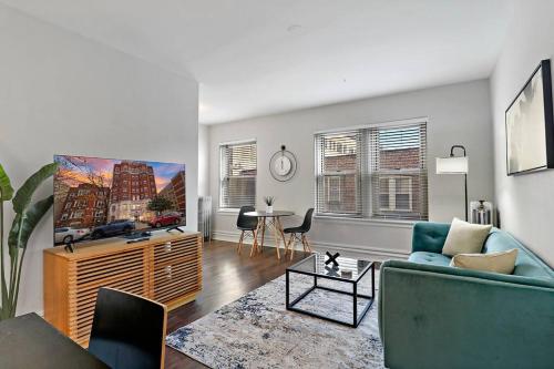 Lively & Fully Furnished 1BR Apartment - Kenwood 408 in Hyde Park