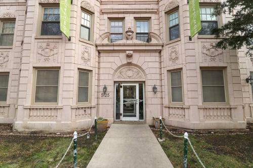 Lively & Fully Furnished 1BR Apartment - Kenwood 408 in Hyde Park