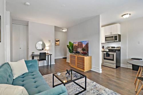 Lively & Fully Furnished 1BR Apartment - Kenwood 408 in Hyde Park