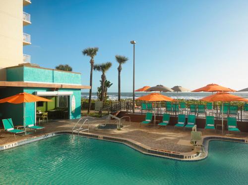 สระว่ายน้ำ, DoubleTree Suites by Hilton Melbourne Beach Oceanfront in อินเดียแลนติก (FL)