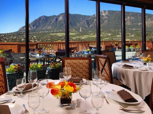 Étterem, Cheyenne Mountain Resort a Destination by Hyatt Hotels near Will Rogers Shrine of the Sun