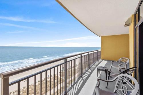 Cozy Oceanfront Condo, with Pool, Private Balcony