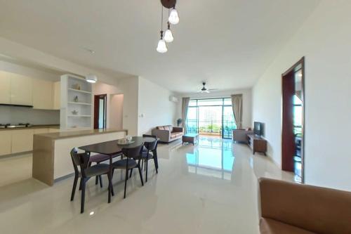 Spacious 4 bedrooms condo at ForestCity