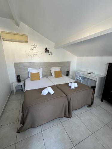 2 twin beds