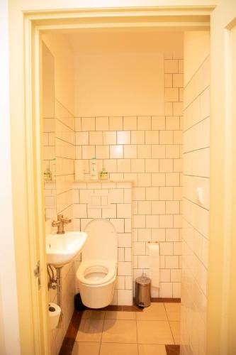 Red light district B & B canal view - image 12