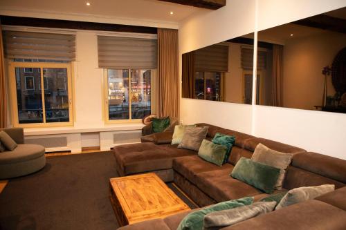 Red light district B & B canal view - image 13