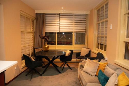 Red light district B & B canal view - image 8