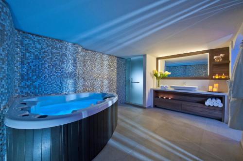 อ่างแช่น้ำร้อน, Pernera Beach Hotel in โพรทาราส