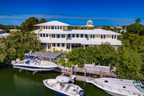 Luxury Villa-60 ft Pool-Jacuzzi-Endless Amenities- in Marathon, USA