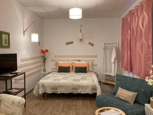 The Corner Properties Room Type - Deluxe King Studio