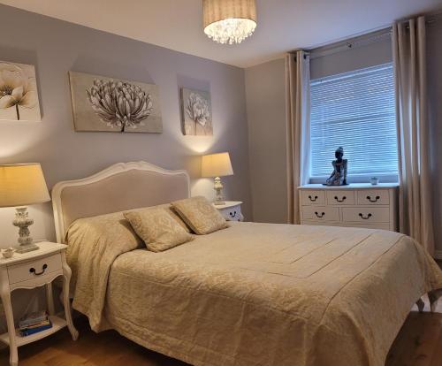Three Bedroom Apartment by Beautiful Park, Londýn