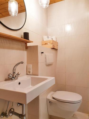 浴室, Alpenflair Apartment mit Balkon - inkl Parkplatz #6 in 格岑斯