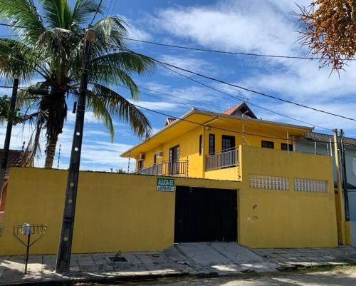 Casa com Piscina a 100m da praia