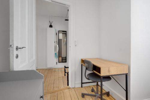 Perfectly located cozy apartment - Tap to explore photos