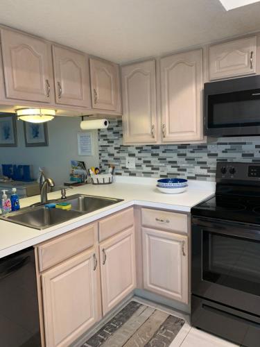 ห้องครัว, Sea Club Condo #37 in อินเดียนชอร์ส (FL)