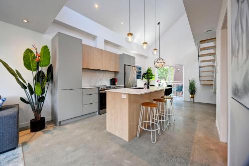 Penthouse Downtown 2BR 2BA Private Roof Terrace presented by TripMontreal in Southwest