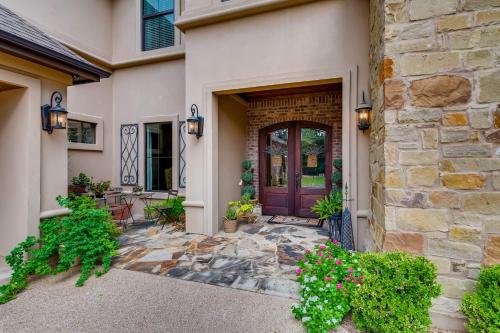* Luxury 4500 sf home* Pool Spa * near Lake Austin in Austin, USA