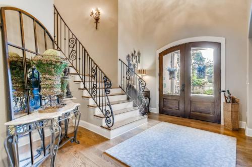 * Luxury 4500 sf home* Pool Spa * near Lake Austin in Austin, USA