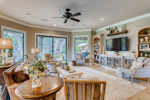 * Luxury 4500 sf home* Pool Spa * near Lake Austin in Austin, USA