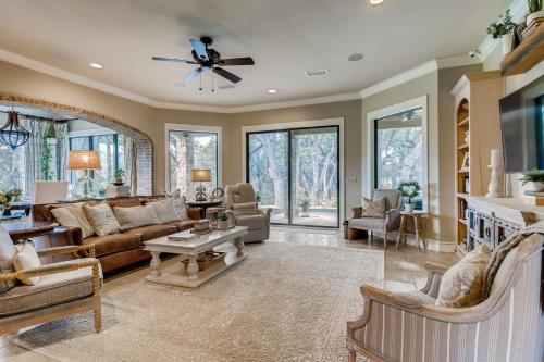 * Luxury 4500 sf home* Pool Spa * near Lake Austin in Austin, USA