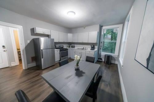 Large 3BDRM Close to Universities, Hospitals & Downtown in Pittsburgh, USA